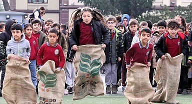 Geleneksel Oyunlar Tırı Manisa'da çocuklarla buluştu
