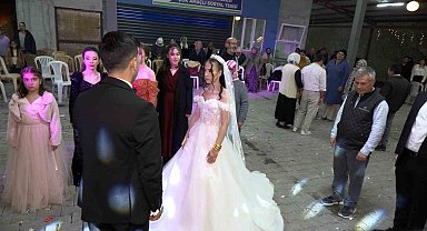 Gelin damat düğünü yarıda kesip Ata'sını andı