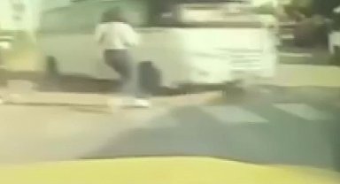 Genç kız ezilmekten son anda kurtuldu