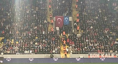 Gençlerbirliği taraftarları tribüne Doğu Türkistan bayrağı astı