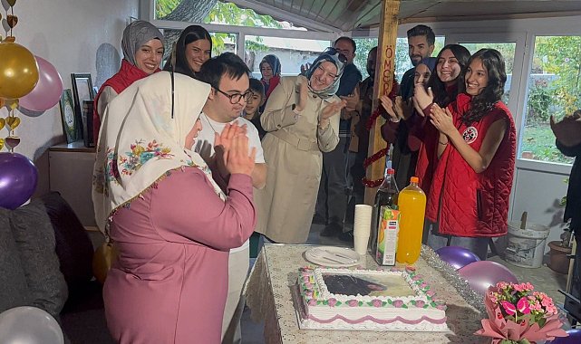 Gençlerden down sendromlu kardeşlere yürek ısıtan doğum günü sürprizi