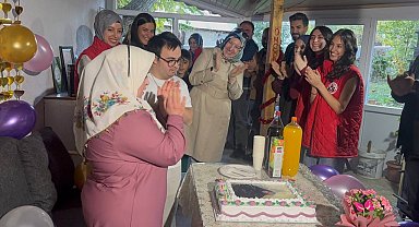 Gençlerden down sendromlu kardeşlere yürek ısıtan doğum günü sürprizi
