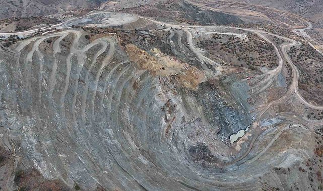 Göçük altında kalan işçiyi arama kurtarma çalışmaları 3'üncü gününde devam ediyor