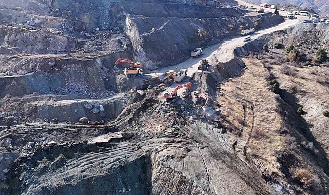 Göçük altında kalan şirket müdürünü kurtarma çalışmalarına ara verildi