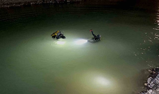 Gölete düşen kamyonet ekipleri harekete geçirdi