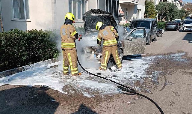Gönen'de park halindeki araç alev aldı