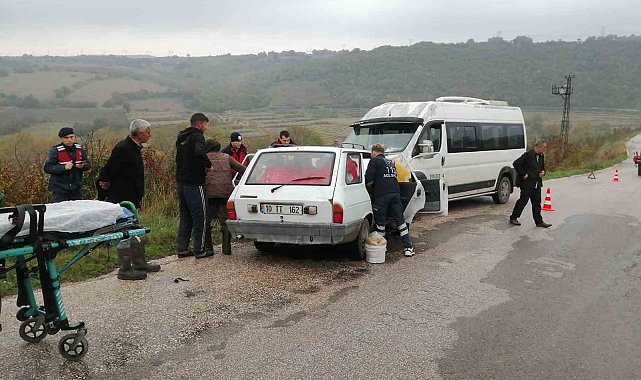 Gönen'de trafik kazasında sıkışan sürücü itfaiye ekiplerince kurtarıldı