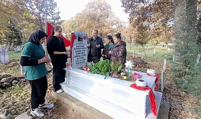 Gördesli öğrenciler şehit öğretmenleri unutmadı