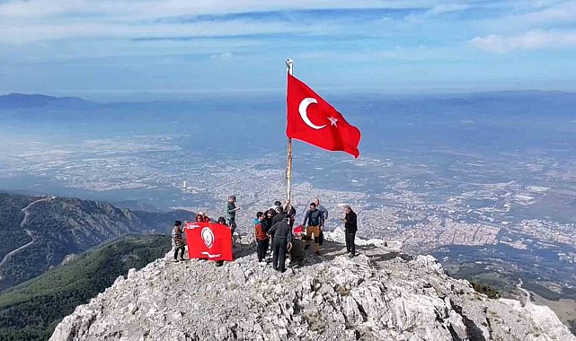 Görme engelliler Spil Dağı zirvesinde bayrak değiştirdi
