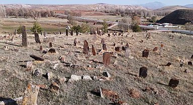Görüntüsü ile 'Orhun Kitabelerini' andırıyor, gerçeği öğrenenler ise hayrete düşüyor