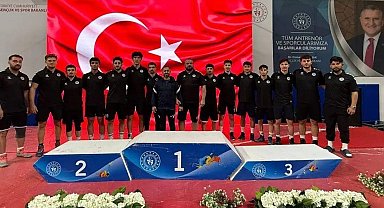 Grekoromen güreşte Erzincan ekibi yarı finale çıktı