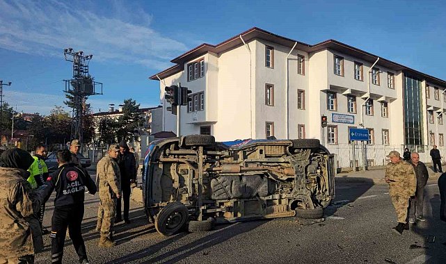 Gümüşhane'de belediye makam aracı ile jandarma minibüsü çarpıştı: 2 asker yaralandı