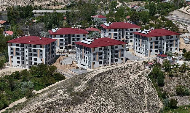 Gürün'de yapımı tamamlanan 85 afet konutunun anahtar teslimi yapıldı