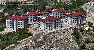 Gürün'de yapımı tamamlanan 85 afet konutunun anahtar teslimi yapıldı