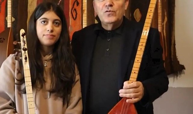 Güzel Sanatlar lisesini kazanan öğrenciye Başkan Demir'den 2 bağlama saz hediye