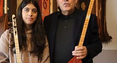 Güzel Sanatlar lisesini kazanan öğrenciye Başkan Demir'den 2 bağlama saz hediye