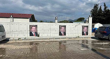 Güzelbahçe ilçe başkanı, Erdoğan sevgisini evinin duvarına taşıdı