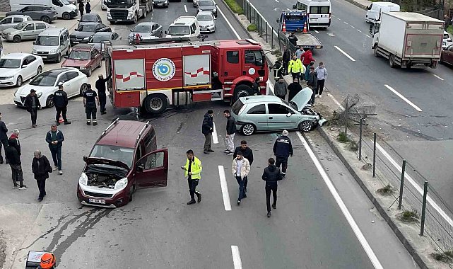 Hafif ticari araç ile otomobil çarpıştı: Yol trafiğe kapandı