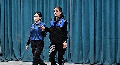 Hakkari polisinden kadın şiddetine karşı tiyatro ve sergi