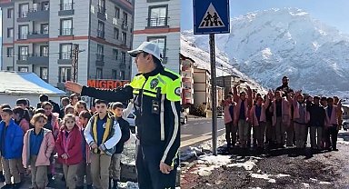 Hakkari polisinden öğrencilere uygulamalı trafik eğitimi