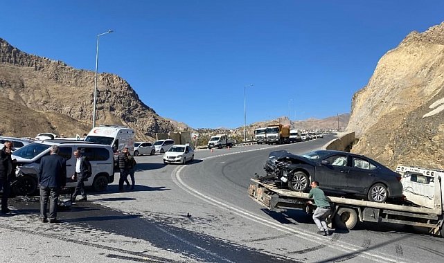 Hakkari-Van karayolunda trafik kazası: 3 yaralı