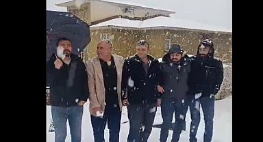 Hakkari'de halaylı kar yağışı kutlaması