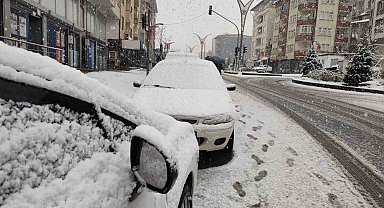 Hakkari'de mevsimin ilk karı yağdı