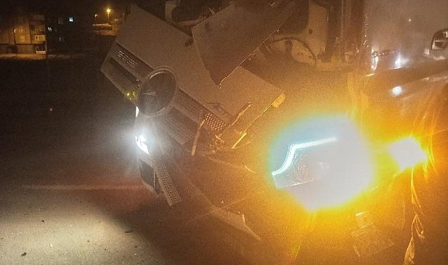 Hakkari'de tır ile minibüs çarpıştı: 1 yaralı