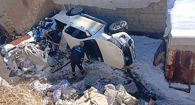 Hakkari'de VEDAŞ personelini taşıyan kamyonet şarampole yuvarlandı