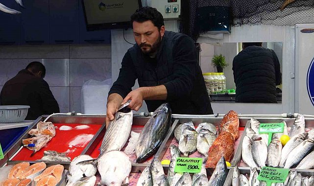Hamsi denizlerde yüzünü gösterdi tezgahlarda fiyatını korudu