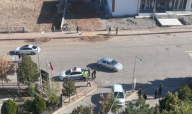 Hastane bahçesine girmek isteyen sürücü refüje çıktı