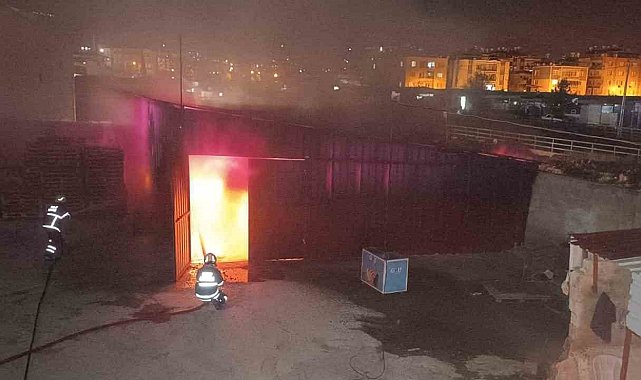 Hatay'da depo alevlere teslim oldu