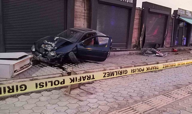 Hatay'da otomobil kaldırımdaki çocuğa çarptı