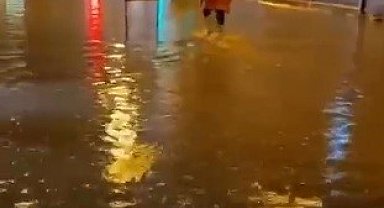 Hatay'da sağanak yağış caddeleri göle çevirdi
