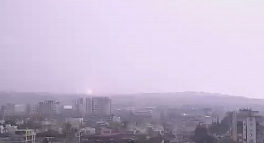 Hatay'da yıldırımın düşme anı kameraya yansıdı