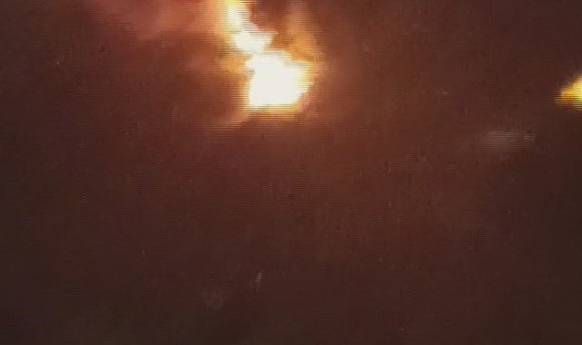 Hatay'da yıldırımın düştüğü ağaçlık alanda yangın çıktı