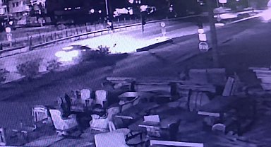 Havalanan otomobil hafif ticari araca çarptı