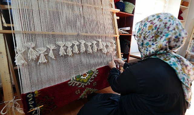 Hem geleneksel sanatları yaşatıyorlar hem de aile bütçelerine katkı sağlıyorlar