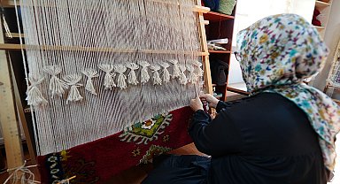Hem geleneksel sanatları yaşatıyorlar hem de aile bütçelerine katkı sağlıyorlar