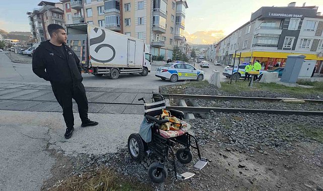 Hemzemin geçitte akülü aracı devrilen engelli vatandaş yaralandı