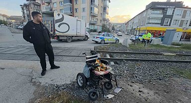 Hemzemin geçitte akülü aracı devrilen engelli vatandaş yaralandı