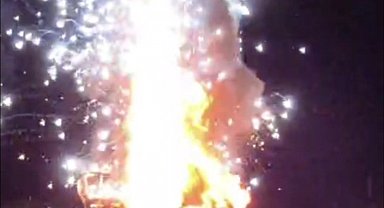 Hilvan'da alev alan otomobil bomba gibi patladı