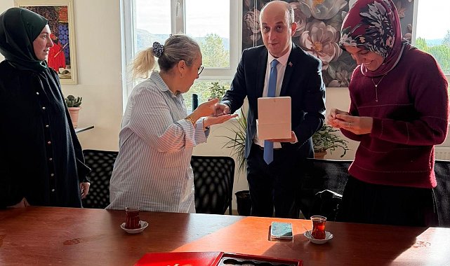 Hisarcık'ta öğretmenlere Türk bayrağı rozeti hediye edildi