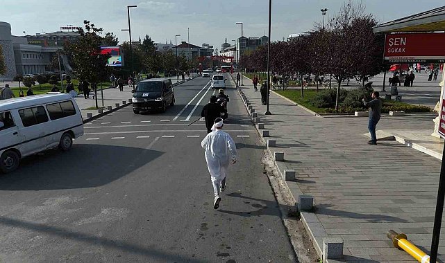 Hızlı giden motosikleti kazalara dikkat çekmek için kovaladılar