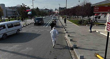Hızlı giden motosikleti kazalara dikkat çekmek için kovaladılar