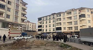Husumetli iki aile sokak ortasında birbirine girdi: Silah sesleri mahalleyi ayağa kaldırdı