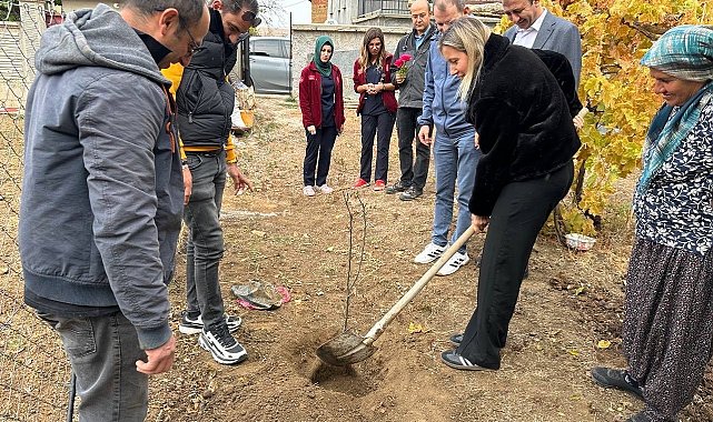 Hüyük'te evde sağlık hizmetinden yararlanan yaşlı hastalar adına fidan dikildi