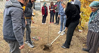 Hüyük'te evde sağlık hizmetinden yararlanan yaşlı hastalar adına fidan dikildi
