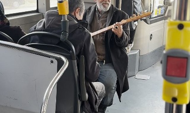 İETT otobüsünde türkü molası: Yolcular hem şaşırdı hem keyif aldı