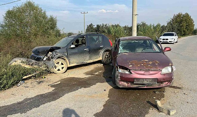 İki araç kafa kafaya çarpıştı: 2 yaralı